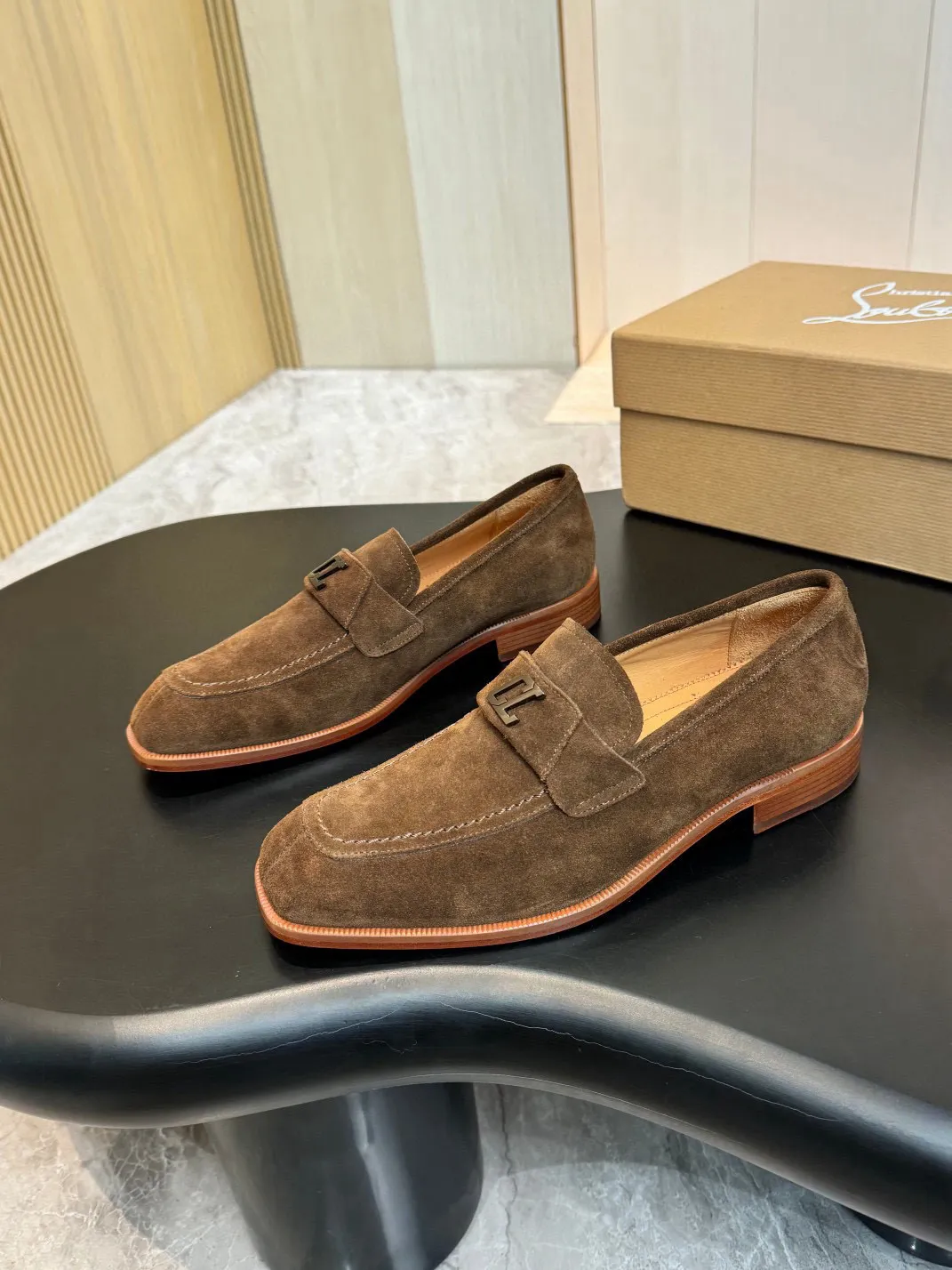 💰960 Christia*.Loubouti*🆑High-end men’s business formal leather shoes｜Classic red-soled shoes｜Original imported first-layer cowhide｜Iconic rivet decoration｜Water-dyed cowhide lining｜Italian imported red cowhide outsole｜High-end luxury｜Perfect interpretation of fashion, sunshine, style, suitable for various occasions Size: 39-44 (customized at 38.45.46)✅